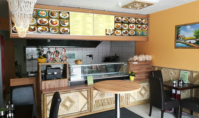 Moodbild eines asiatischen Imbisses mit frischem Essen